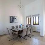 Mit Blick Auf Berge Und Whirlpool By Interhome Сasa de vacaciones Káthikas