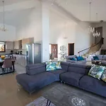 Mit Blick Auf Berge Und Whirlpool By Interhome Сasa de vacaciones Káthikas