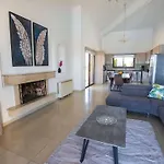 Mit Blick Auf Berge Und Whirlpool By Interhome Сasa de vacaciones Káthikas