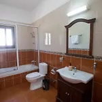 Сasa de vacaciones Mit Blick Auf Berge Und Whirlpool By Interhome Káthikas