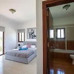 Mit Blick Auf Berge Und Whirlpool By Interhome Сasa de vacaciones Káthikas