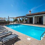 Σπίτι διακοπών Mit Blick Auf Berge Und Whirlpool By Interhome Κάθηκας