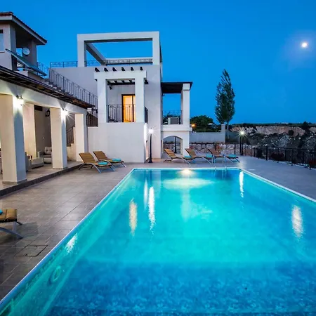 Mit Blick Auf Berge Und Whirlpool By Interhome Сasa de vacaciones Káthikas