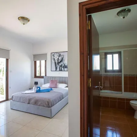 Mit Blick Auf Berge Und Whirlpool By Interhome בית נופש קאטהיקאס