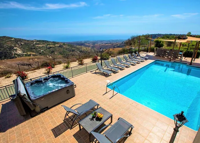 Сasa de vacaciones Mit Blick Auf Berge Und Whirlpool By Interhome Káthikas