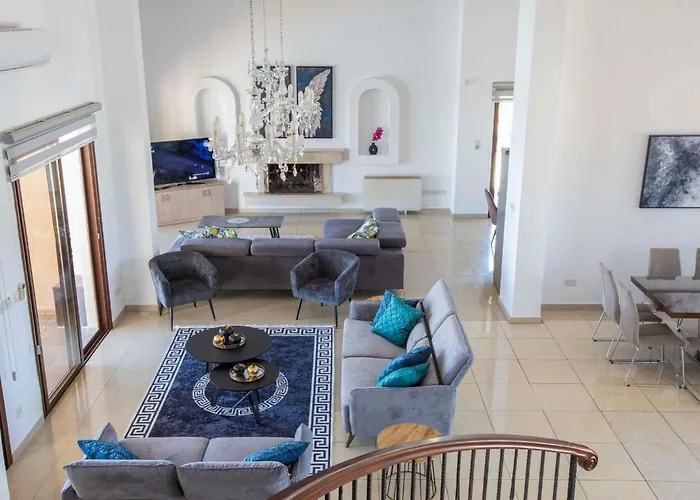 Mit Blick Auf Berge Und Whirlpool By Interhome * Kathikas