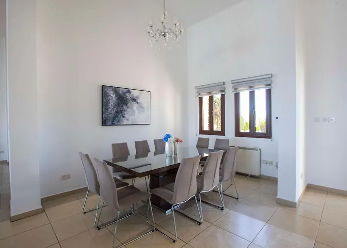 Mit Blick Auf Berge Und Whirlpool By Interhome Holiday home Kathikas