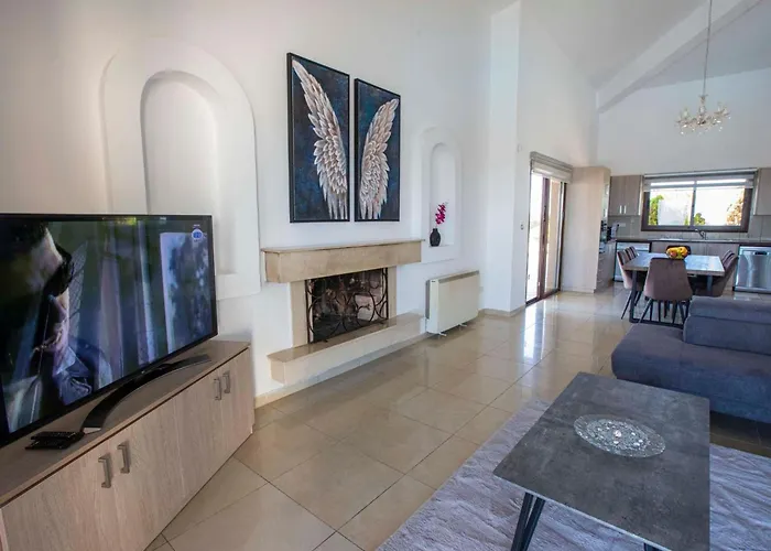 Mit Blick Auf Berge Und Whirlpool By Interhome Holiday home Kathikas