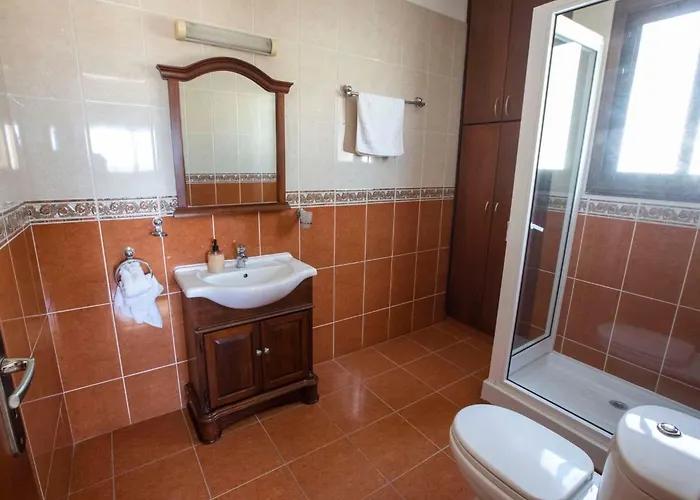 Mit Blick Auf Berge Und Whirlpool By Interhome Kathikas