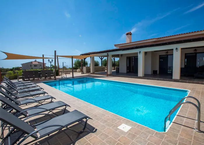 Holiday home Mit Blick Auf Berge Und Whirlpool By Interhome Kathikas